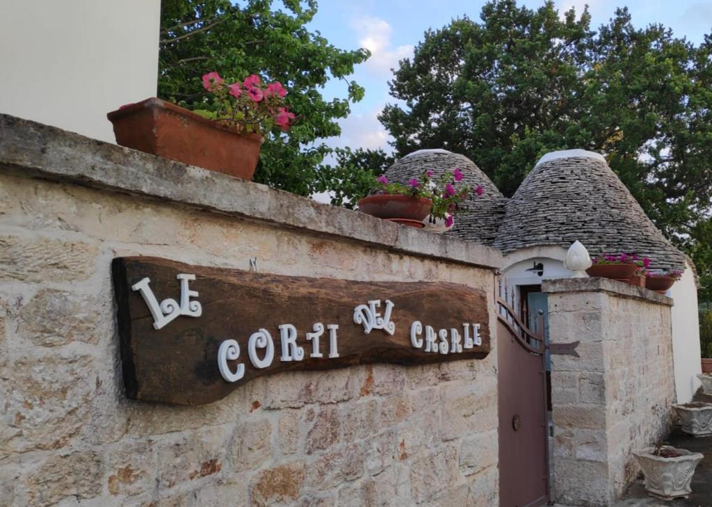 a sign on the side of a brick wall at Le Corti del Casale in Alberobello