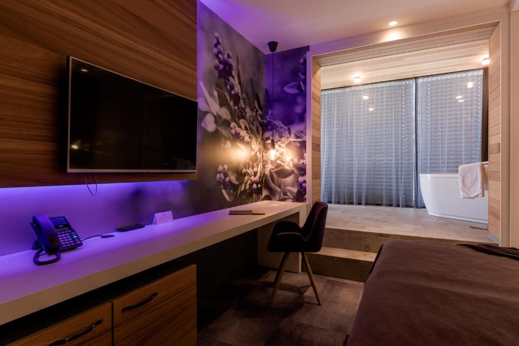 TV in/ali zabaviščno središče v nastanitvi Hotel Nox