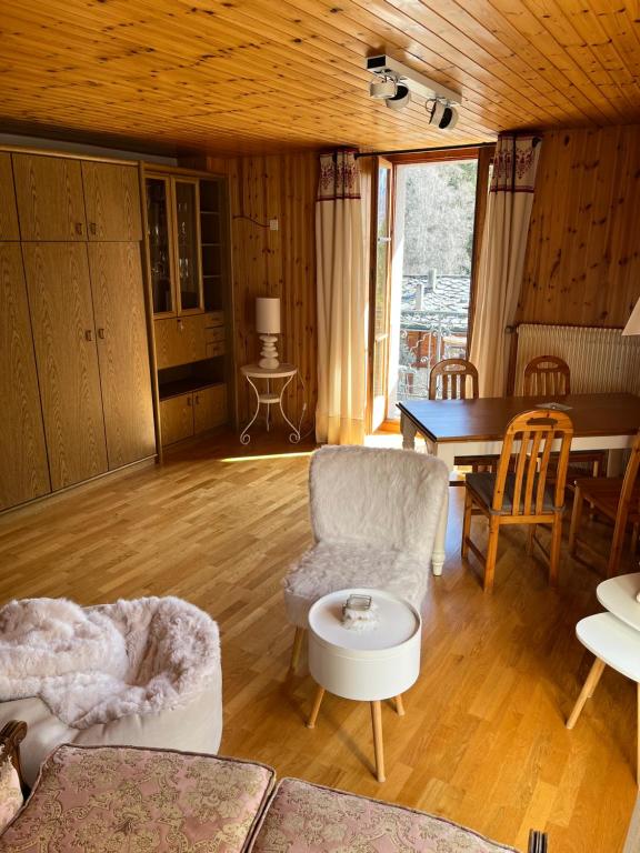 Posezení v ubytování Heida, studio ensoleillé au village avec magnifique vue sur la Dent-Blanche