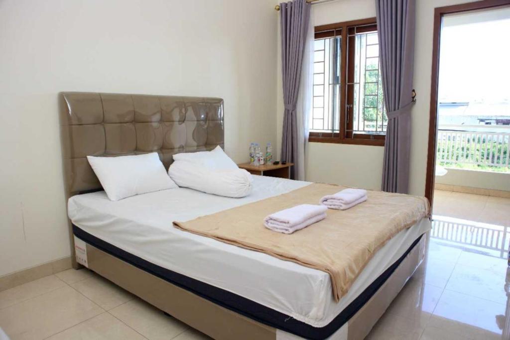 Ein Bett oder Betten in einem Zimmer der Unterkunft EXPRESS O 92106 Nayus Homestay Syariah