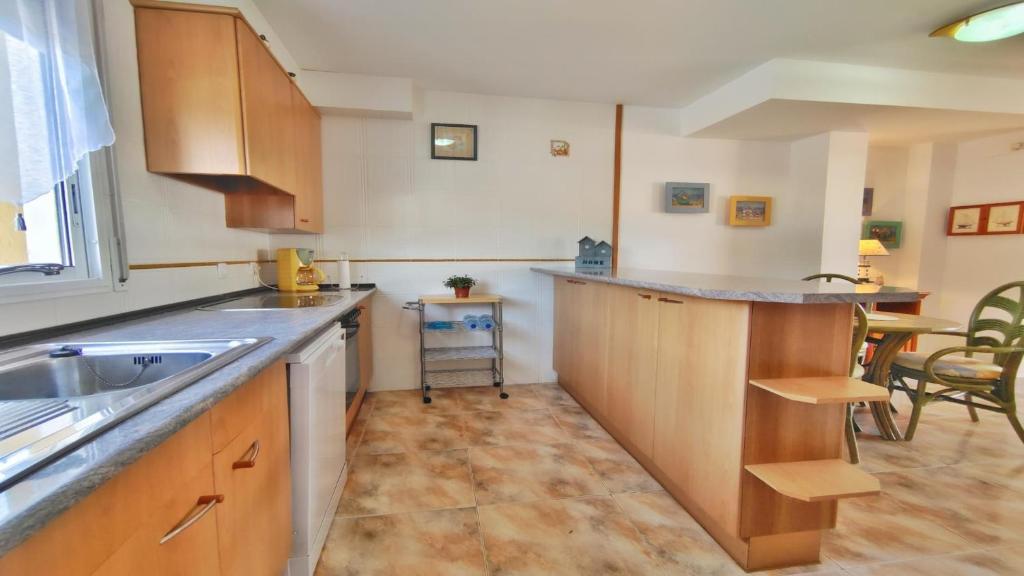 Kuchyňa alebo kuchynka v ubytovaní VACAY Villa Mateua, a paso de playa, en Costa Brava, L'Escala!