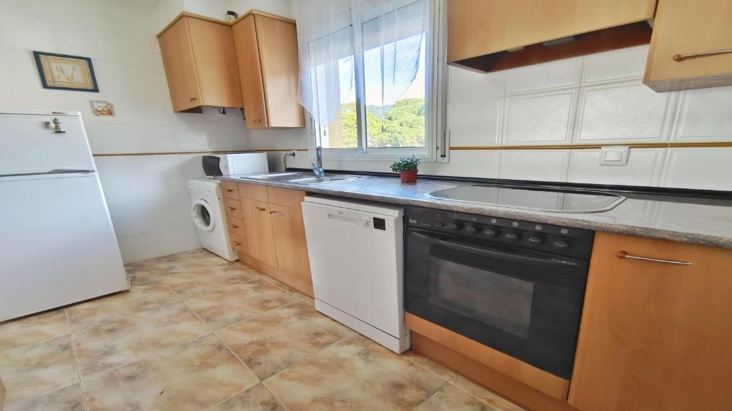 Kuchyňa alebo kuchynka v ubytovaní VACAY Villa Mateua, a paso de playa, en Costa Brava, L'Escala!