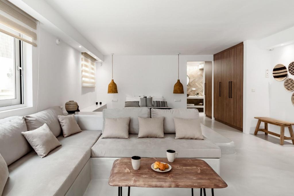 un soggiorno con divano bianco e tavolo di Pebble, Luxury Suite by the Sea a Kokkíni Khánion