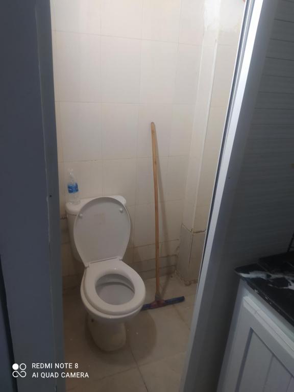 a small bathroom with a toilet and a plunger at Rdc Residence Alakhawayn pour famille in Ifrane
