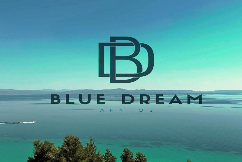 un logo de ojos de sueño azul en la cima de un lago en Blue Dream Afytos en Áfitos
