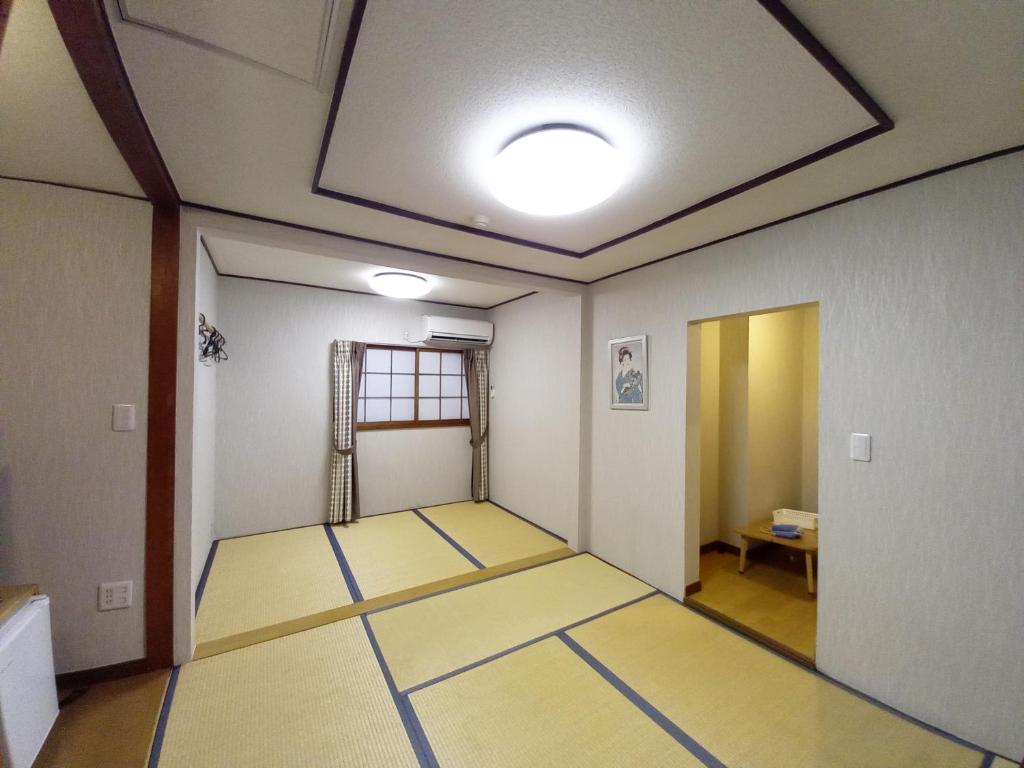 Habitación con suelo amarillo y blanco y techo. en HOTEL HOUSE LEE en Tokio