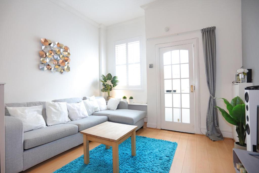 ein Wohnzimmer mit einem Sofa und einem Tisch in der Unterkunft Dalmeny Street Apartment in Edinburgh