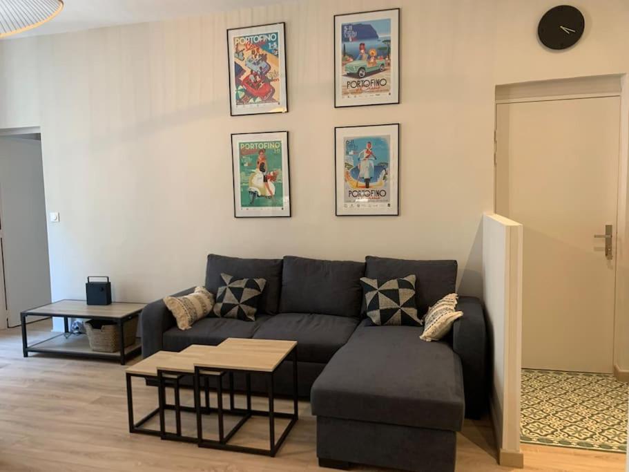 ein Wohnzimmer mit einem Sofa und einem Tisch in der Unterkunft Cosy Joliette, central, climatisé, 2 chambres, WIFI, Garage in Marseille