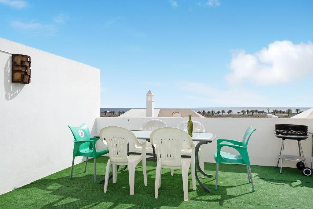 a table and chairs on a balcony with a view at Un Oasis en Arrecife in Arrecife