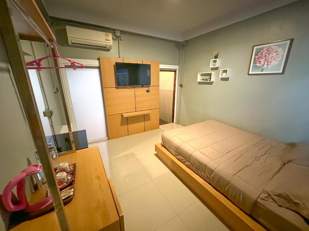 清邁的住宿－Baan Chiang Maan，一间卧室配有一张床和一台电视