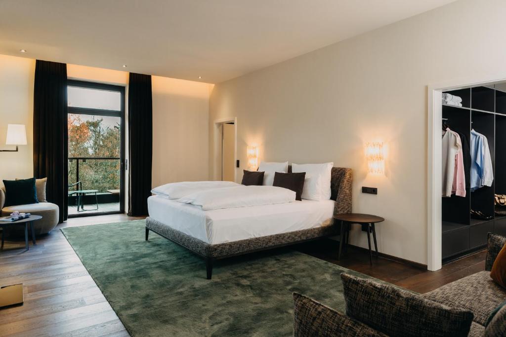 Postel nebo postele na pokoji v ubytování Hotel Forsthaus Nürnberg Fürth