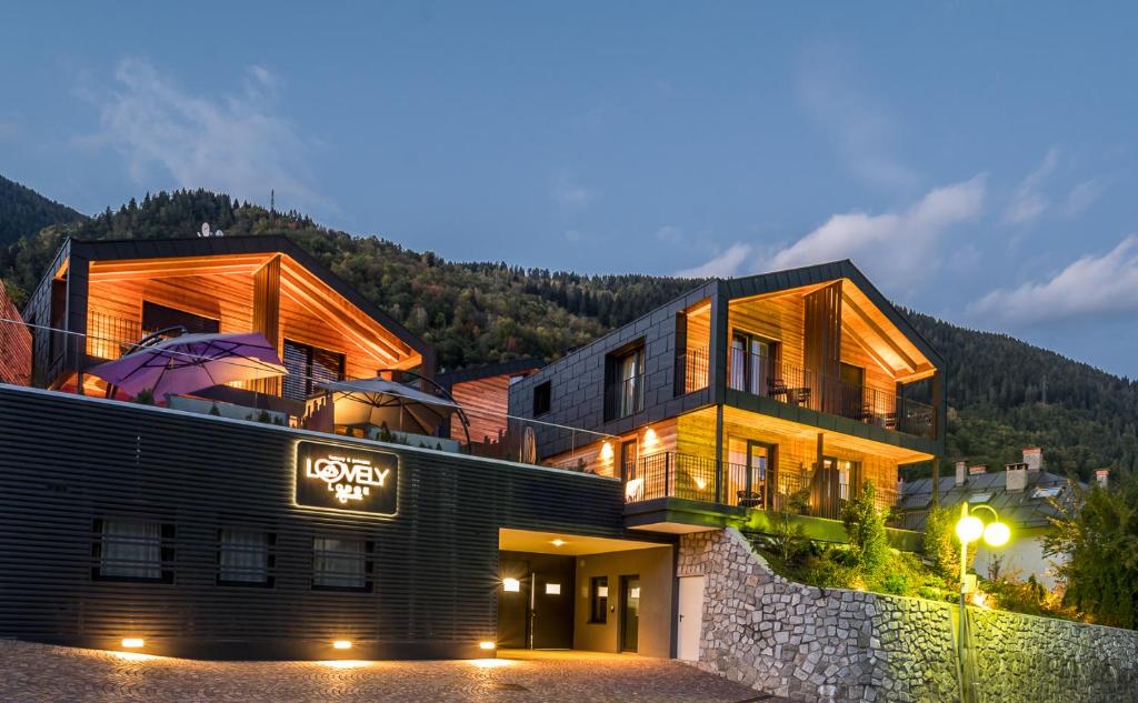 Nespecifikovaný výhled na hory nebo výhled na hory při pohledu z hotelu