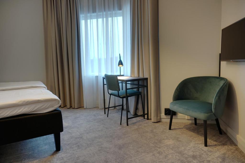 Postel nebo postele na pokoji v ubytování First Hotel Jönköping
