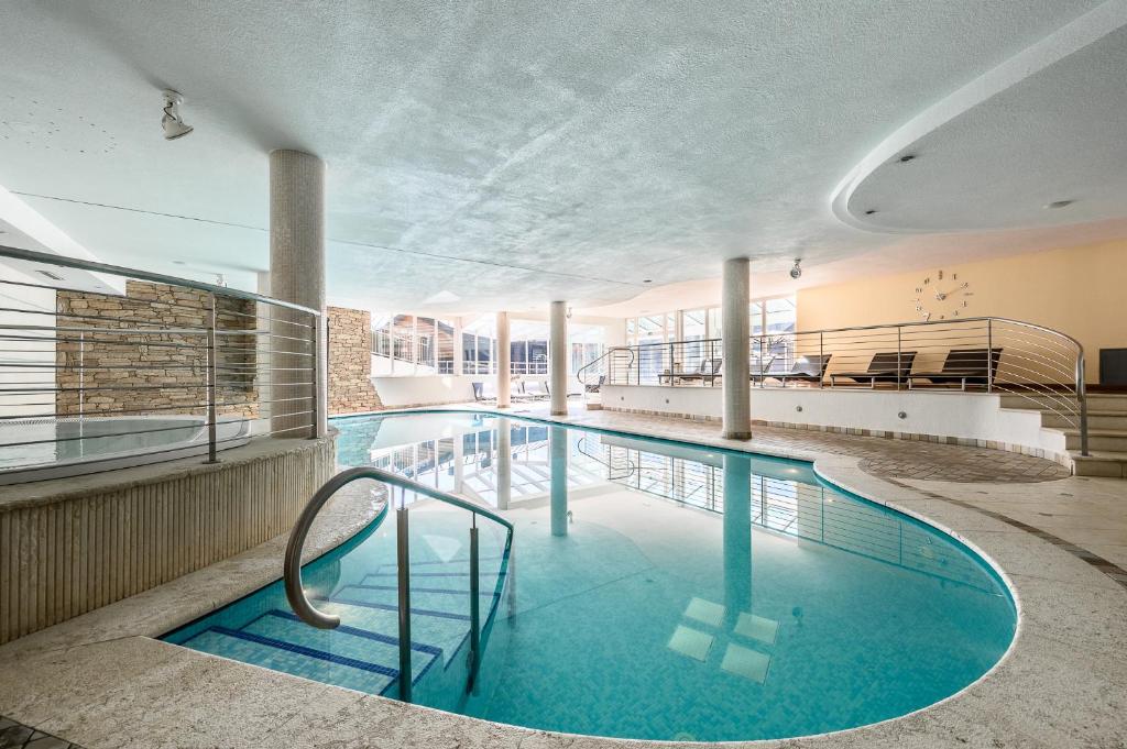 Bazén v ubytování Hotel Ravelli Luxury Spa nebo v jeho okolí