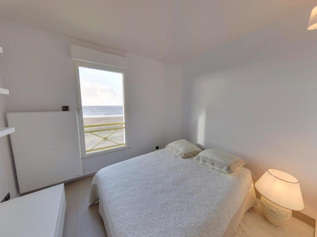 a white bedroom with a bed and a window at Appartement Châtelaillon-Plage, 4 pièces, 6 personnes - FR-1-706-11 in Châtelaillon-Plage