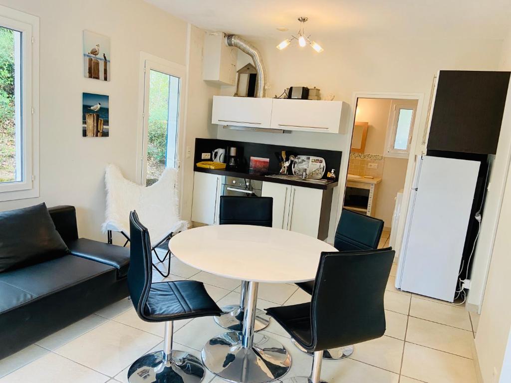 une cuisine et un salon avec une table et des chaises dans l'établissement Villa Estoril Ronce les Bains, à La Tremblade