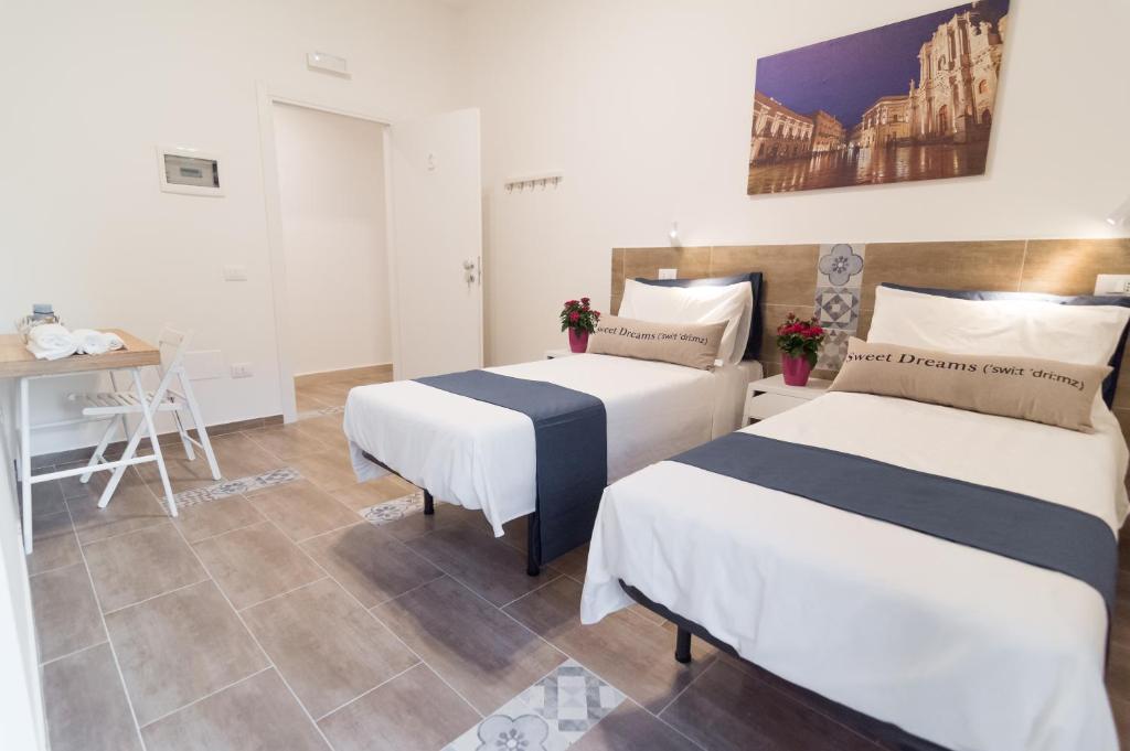 Postel nebo postele na pokoji v ubytování RAUDINO ROOMS