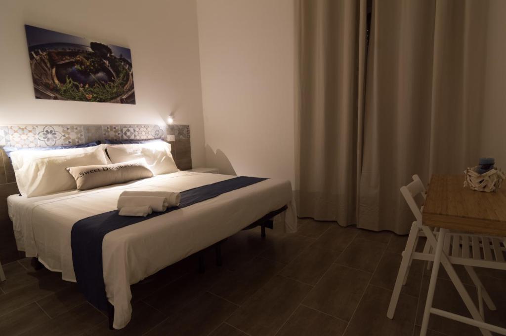 Postel nebo postele na pokoji v ubytování RAUDINO ROOMS