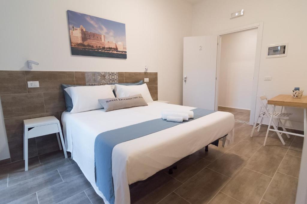Postel nebo postele na pokoji v ubytování RAUDINO ROOMS