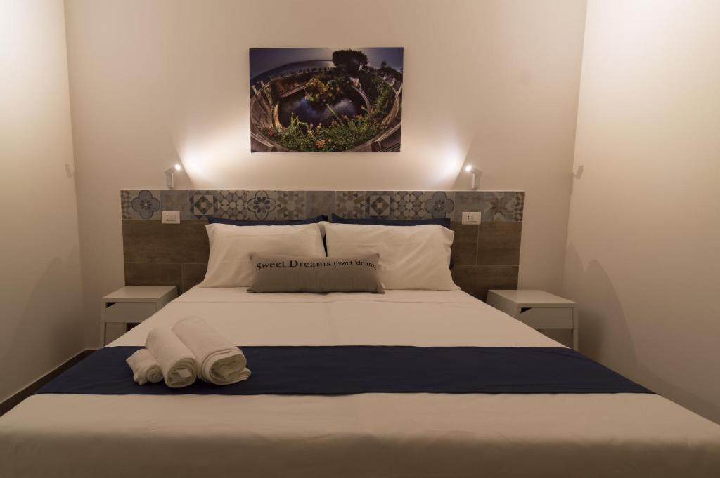 Postel nebo postele na pokoji v ubytování RAUDINO ROOMS