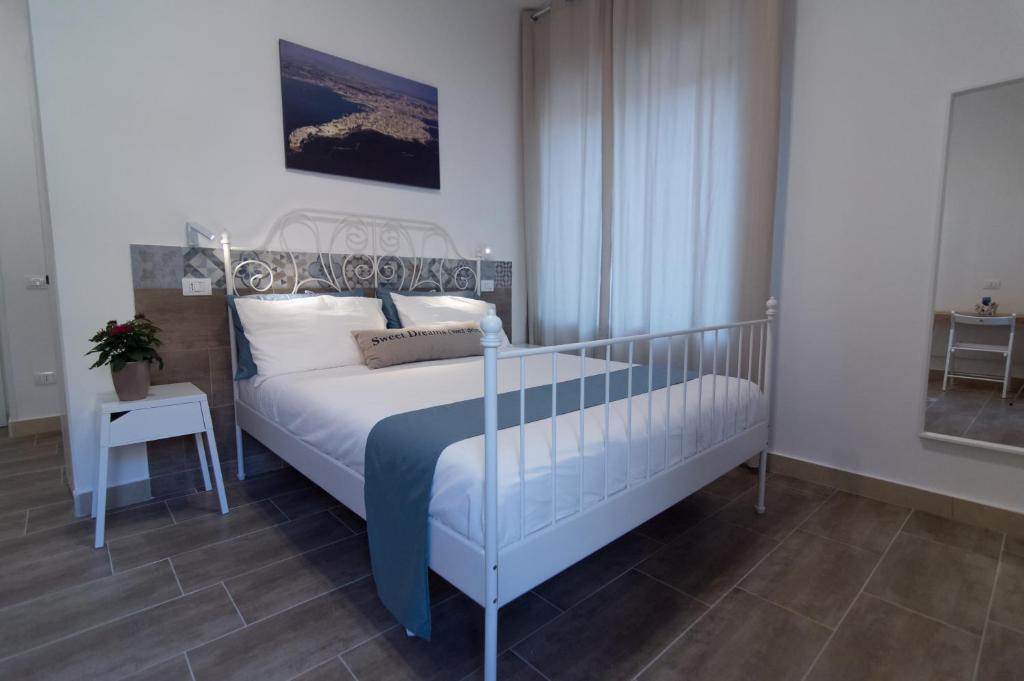 Postel nebo postele na pokoji v ubytování RAUDINO ROOMS