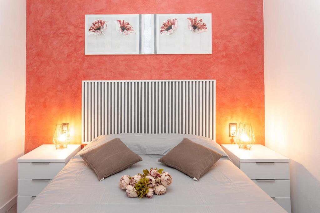 Un dormitorio con una cama grande con flores. en Romántico, acogedor y moderno., en Empuriabrava