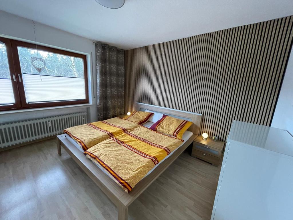 ヴィンターベルクにあるFerienwohnung Rad-Skiのベッドルーム(ベッド1台、窓付)