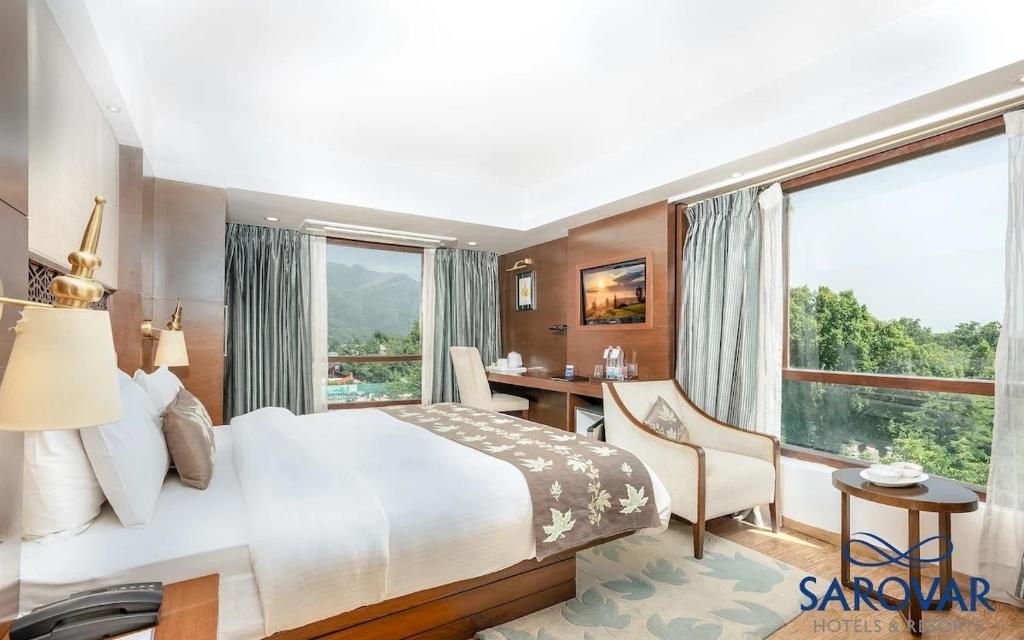 Postel nebo postele na pokoji v ubytování Golden Tulip Srinagar