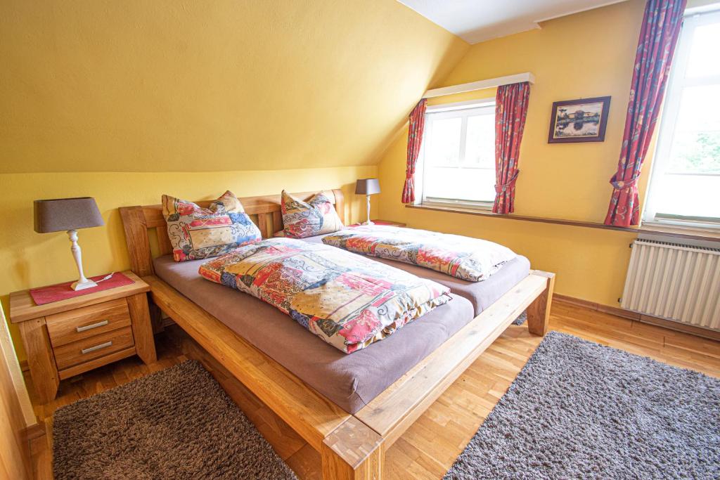 ein Bett mit zwei Kissen auf einem Zimmer in der Unterkunft Landhaus Müden in Faßberg