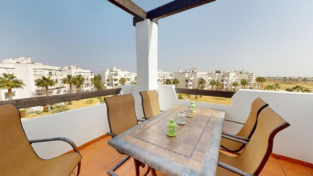 een tafel en stoelen op een balkon met uitzicht bij Penthouse Arancha-Murcia Holiday Rentals Property in Roldán