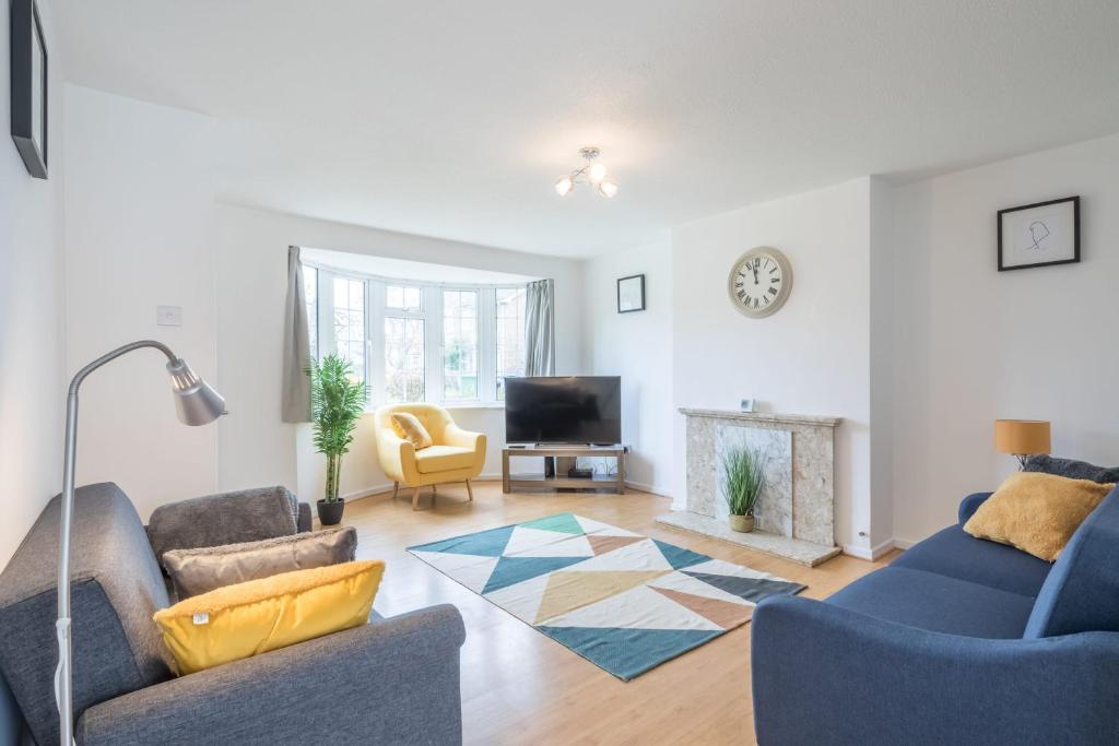 ein Wohnzimmer mit 2 Sofas und einem TV in der Unterkunft Charming Renovated Family Home in Cherry Hinton