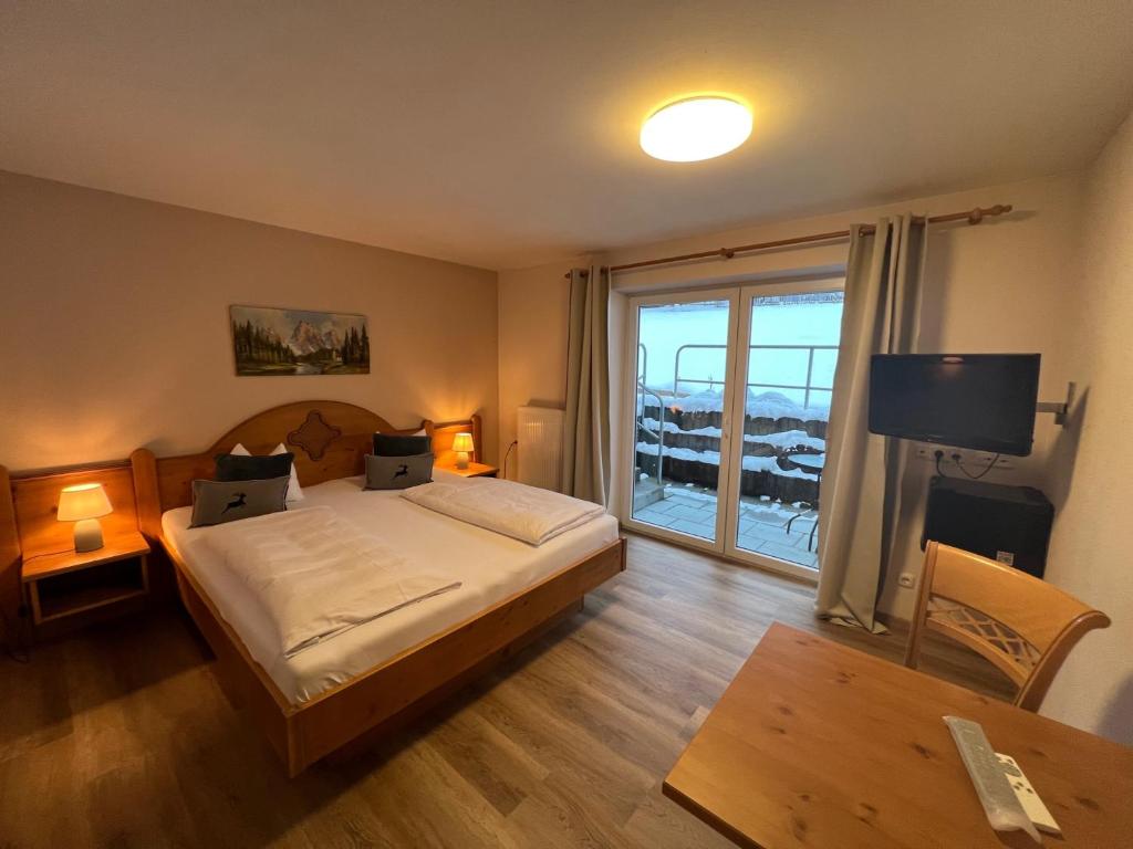 Postel nebo postele na pokoji v ubytování Hotel Fischer am See