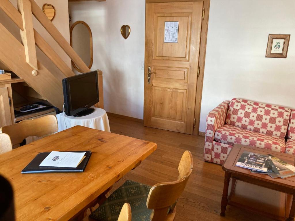 TV a/nebo společenská místnost v ubytování Hotel Alpenrose mit Gourmet-Restaurant Azalée