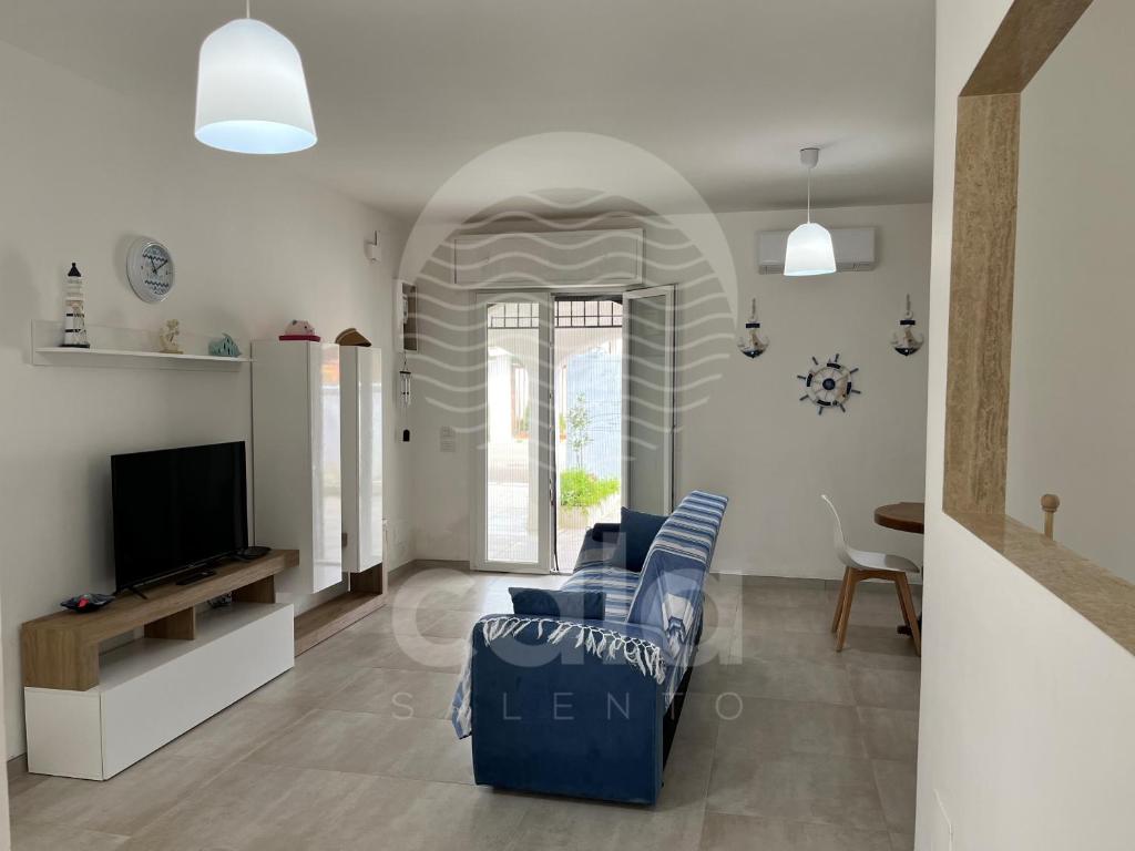 a living room with a couch and a tv at Villa Alysa - spiaggia a 400m in Porto Cesareo