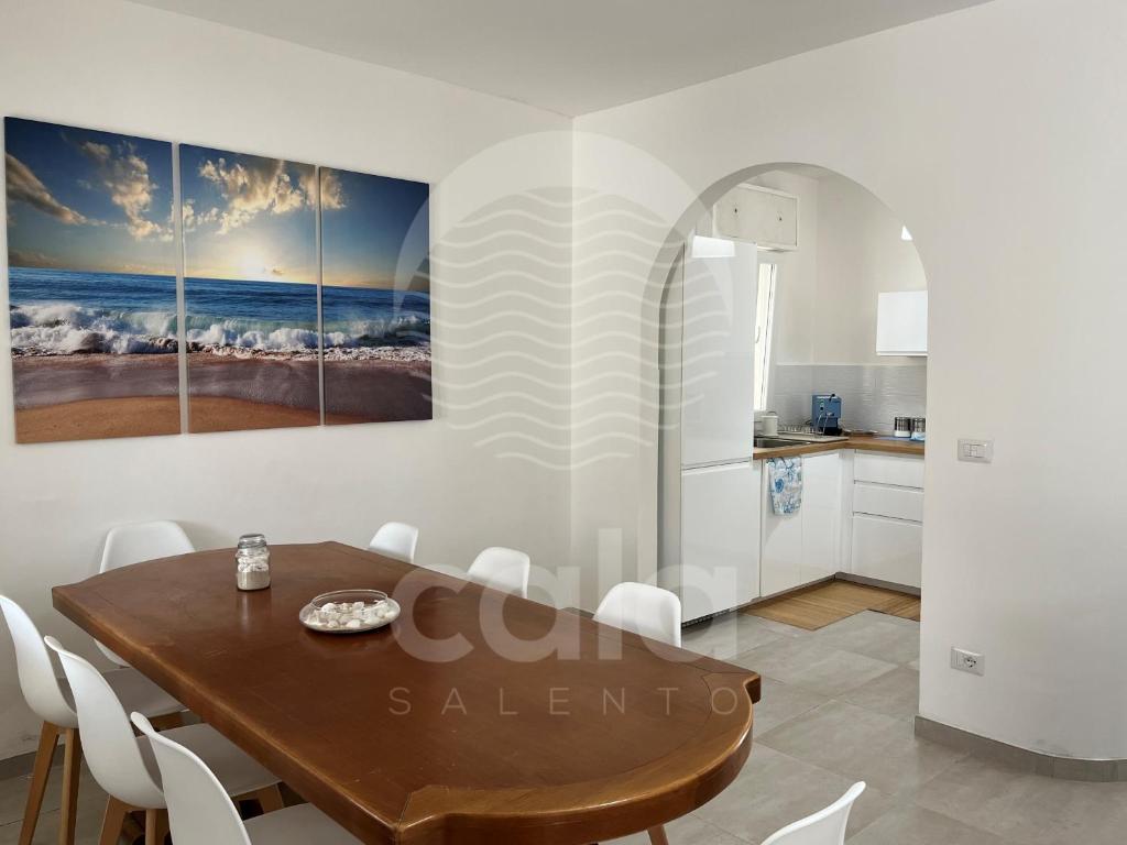 A kitchen or kitchenette at Villa Alysa - spiaggia a 400m By Cala Salento