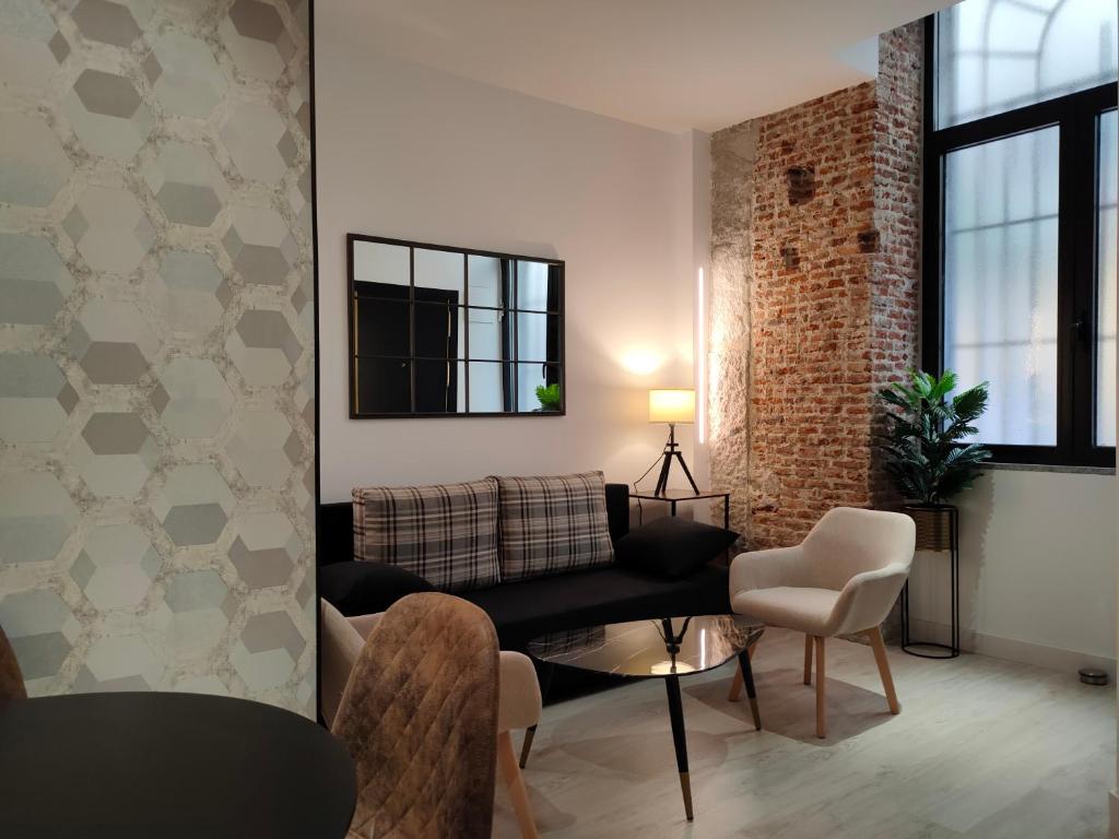 sala de estar con sofá y mesa en Apartamentos WUR en Madrid