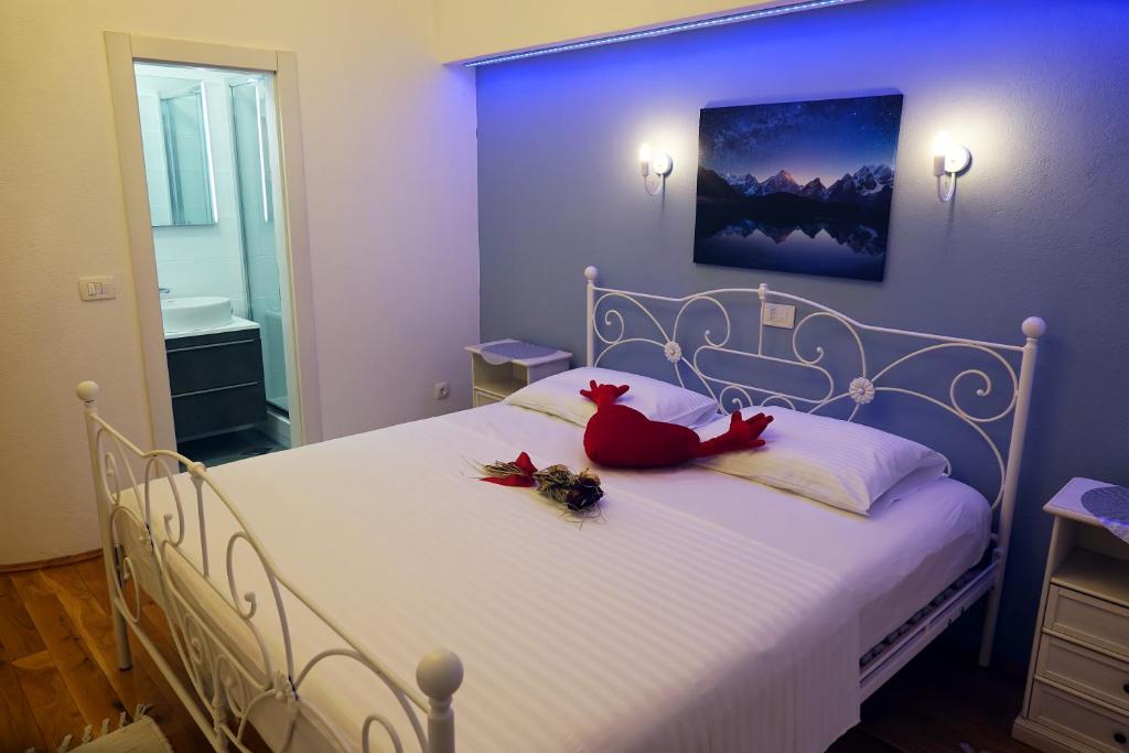 Posteľ alebo postele v izbe v ubytovaní Villa Stella Podgora with heated pool