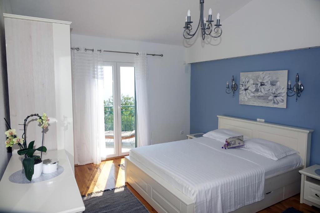 Posteľ alebo postele v izbe v ubytovaní Villa Stella Podgora with heated pool
