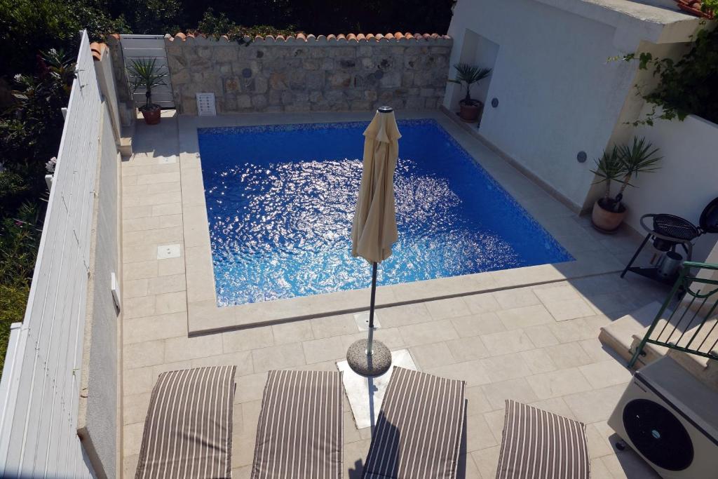 Bazén v ubytovaní Villa Stella Podgora with heated pool alebo v jeho blízkosti