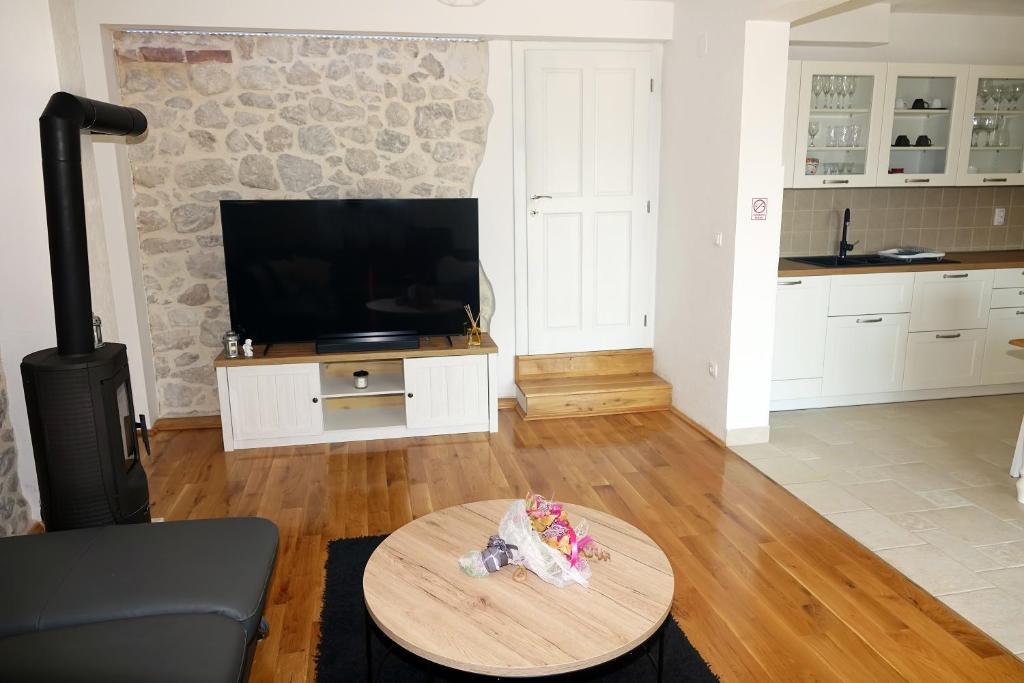 Televízia a/alebo spoločenská miestnosť v ubytovaní Villa Stella Podgora with heated pool