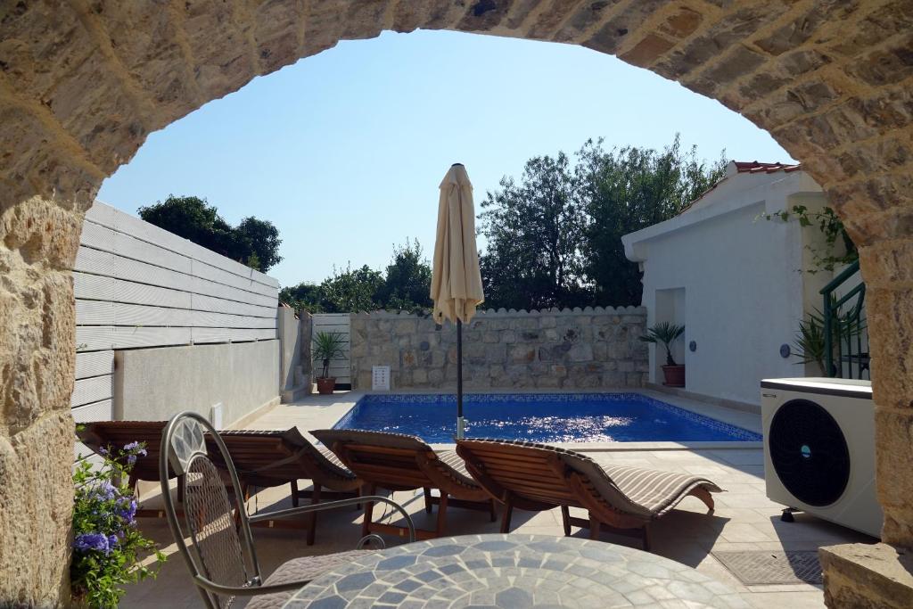 Bazén v ubytovaní Villa Stella Podgora with heated pool alebo v jeho blízkosti