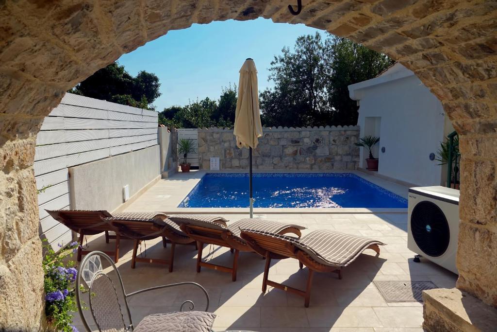 Bazén v ubytovaní Villa Stella Podgora with heated pool alebo v jeho blízkosti