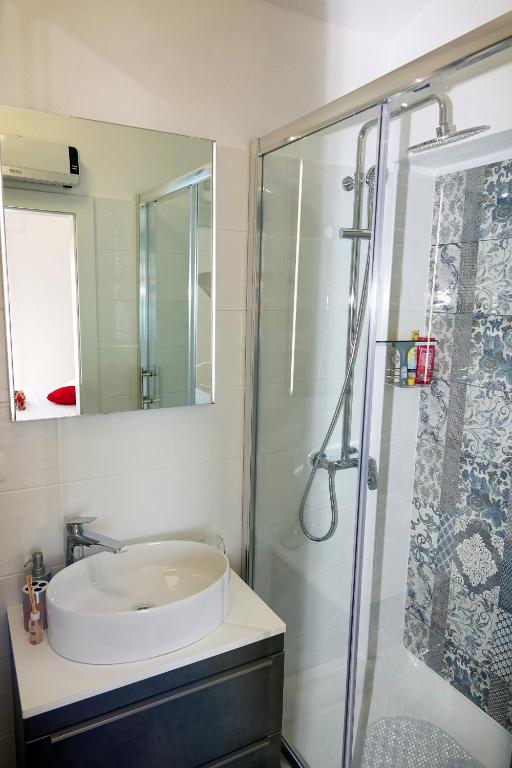 Kúpeľňa v ubytovaní Villa Stella Podgora with heated pool