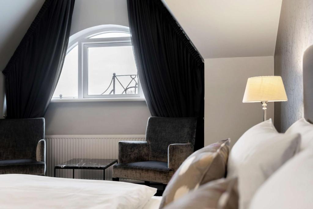 En eller flere senge i et værelse på Hotel Kronjylland