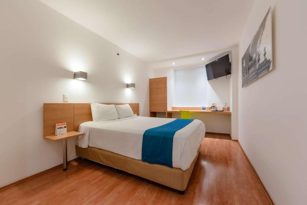 Postel nebo postele na pokoji v ubytování Sleep Inn Leon Antares