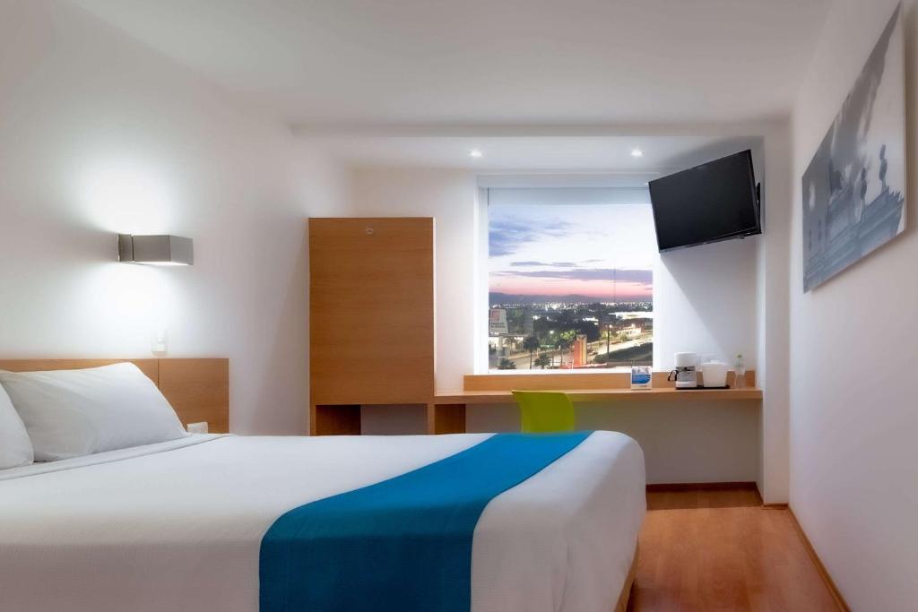 Postel nebo postele na pokoji v ubytování Sleep Inn Leon Antares