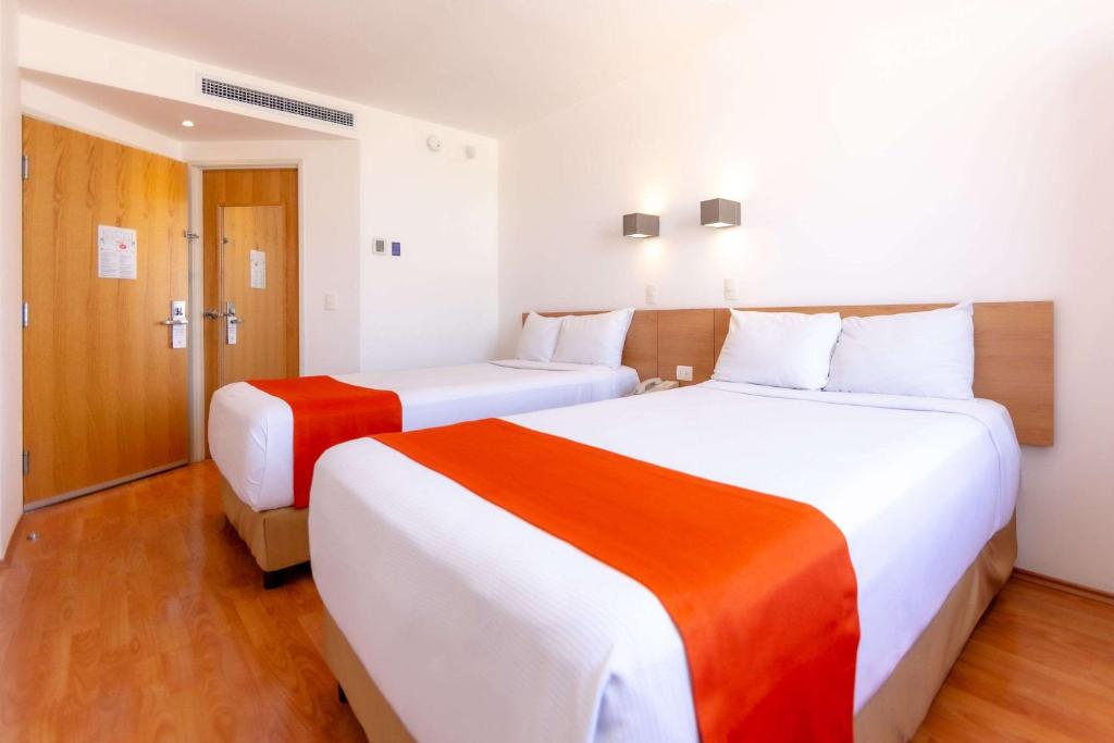 Postel nebo postele na pokoji v ubytování Sleep Inn Leon Antares
