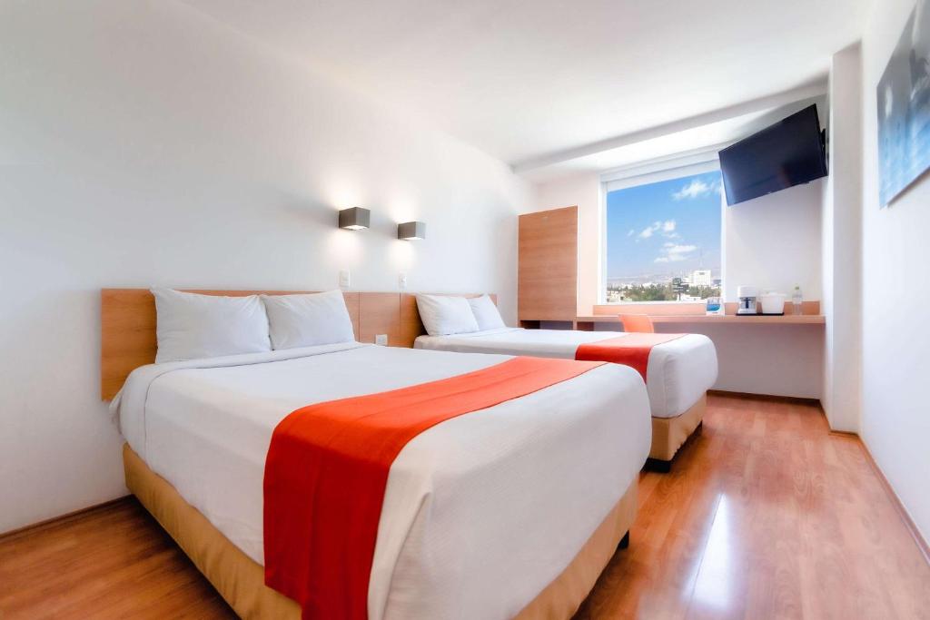 Postel nebo postele na pokoji v ubytování Sleep Inn Leon Antares