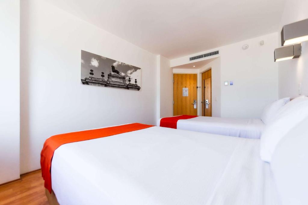 Postel nebo postele na pokoji v ubytování Sleep Inn Leon Antares