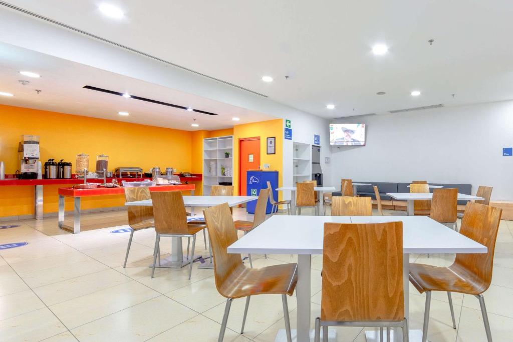Kuchyň nebo kuchyňský kout v ubytování Sleep Inn Leon Antares